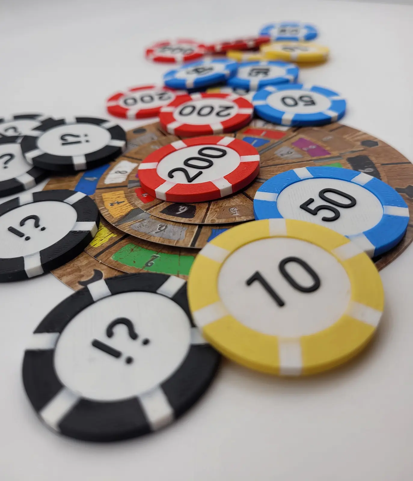 Mehrfarbig 3D-gedruckte Spiel- und Wertemarker in Rot, Blau, Gelb und Schwarz